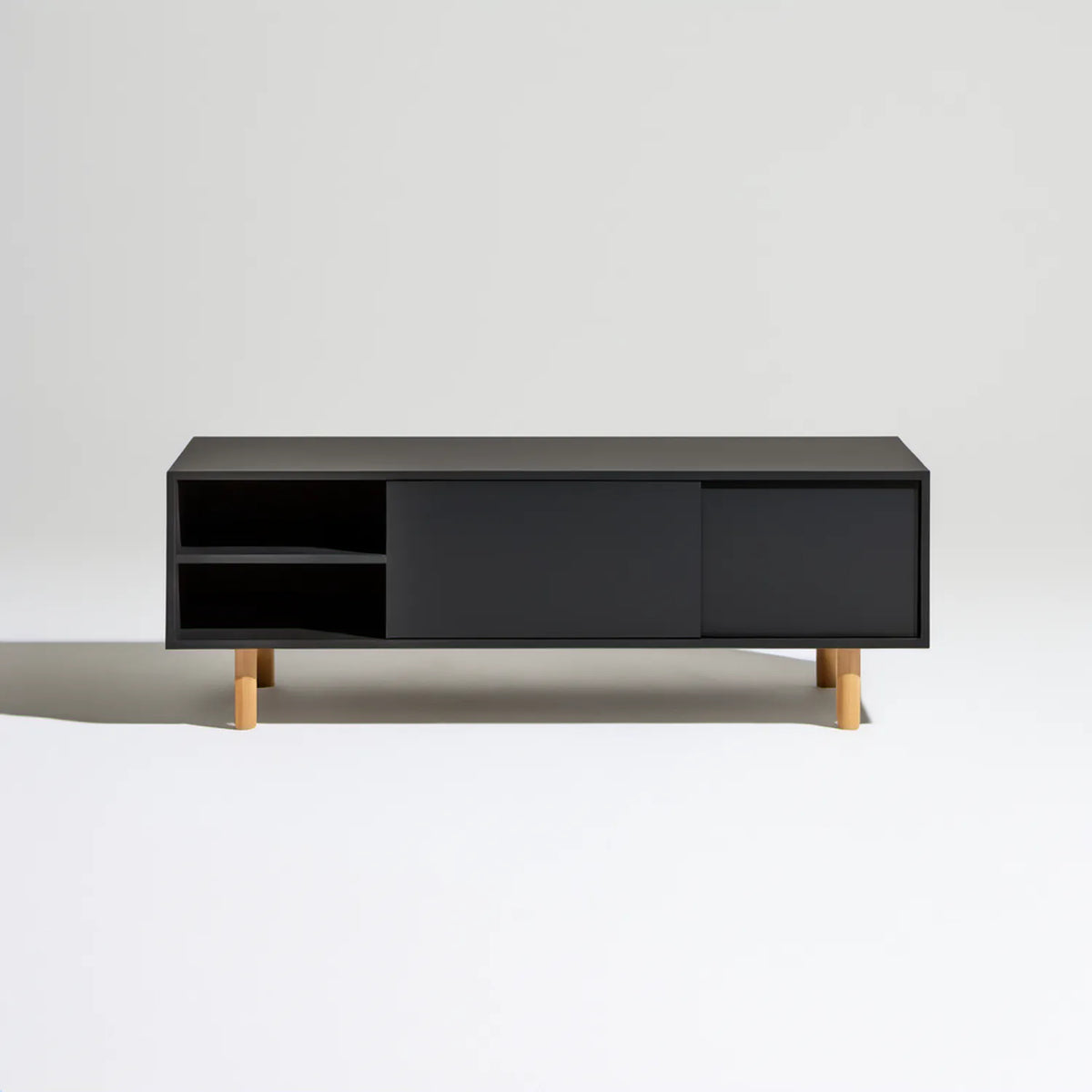 Czarna szafka RTV 120 x 40 x 50 cm z przesuwnymi frontami i sosnowymi nogami